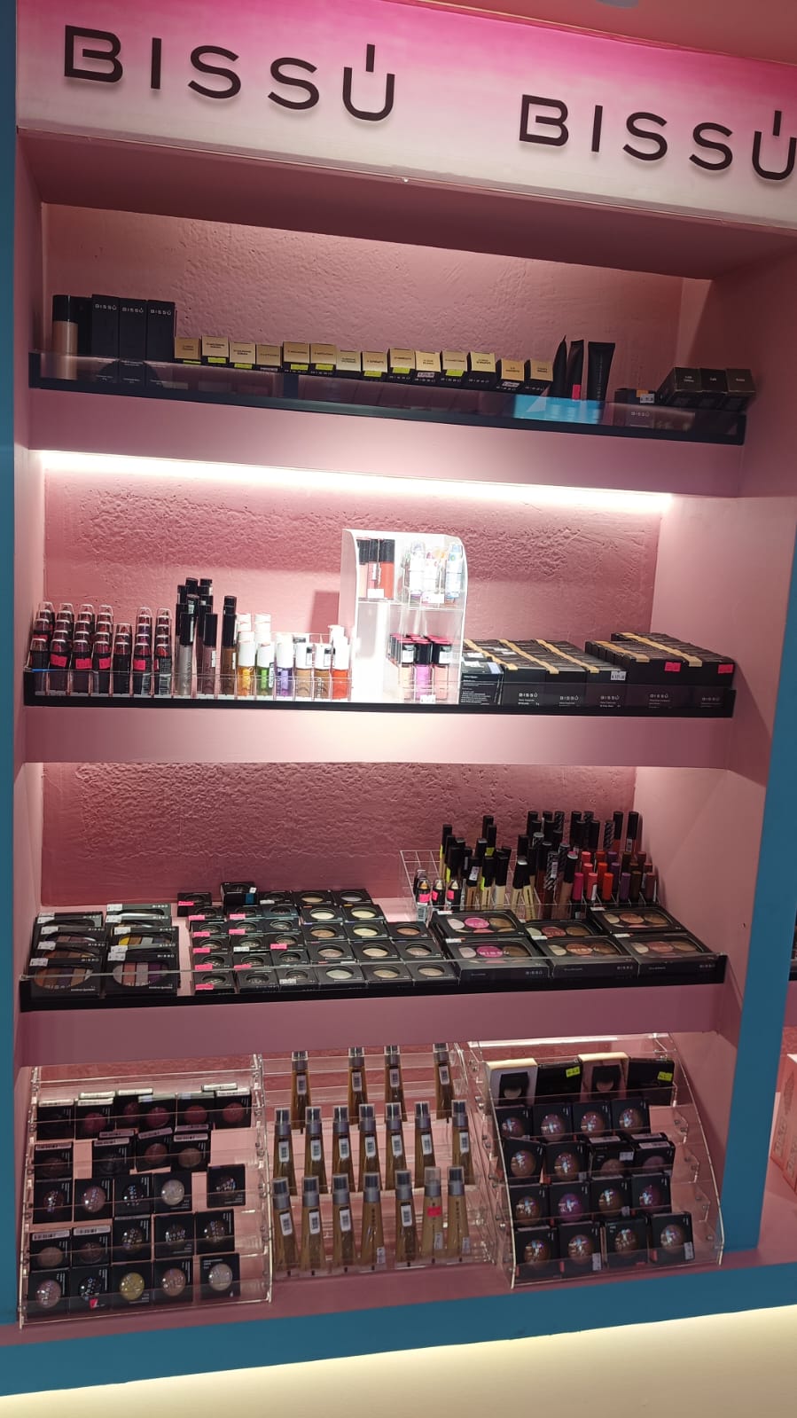Colección de cosméticos modernos y productos de belleza